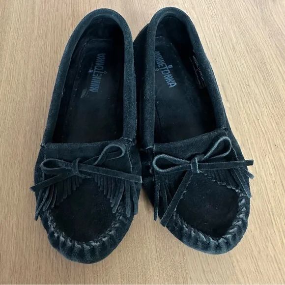 Minnetonka Kilty Hardsole Suede Moccasin Loafer Slip On Black Size 7 Boho Indie - Picture 2 of 9